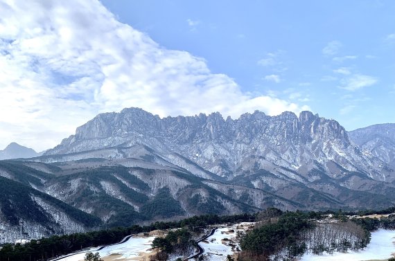 객실 야외 발코니에서 바라본 하얀 눈이 내려 앉은 울산바위 © 뉴스1