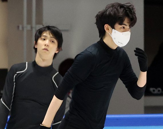 대한민국 피겨 대표팀 차준환과 일본의 하뉴 유즈루가 7일 중국 베이징 캐피탈 실내경기장 인근 피겨스케이팅장에서 2022 베이징동계올림픽 남자 싱글 쇼트프로그램 출전을 앞두고 훈련을 하고 있다. 남자 개인 쇼트프로그램은 오는 8일 열린다. 2022.2.7/뉴스1 © News1 박지혜 기자