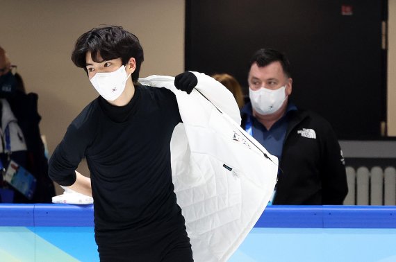 7일 중국 베이징 캐피탈 실내경기장 인근 피겨스케이팅장에서 2022 베이징동계올림픽 남자 싱글 쇼트프로그램 출전을 앞둔 차준환이 훈련을 마친 뒤 이동하고 있다. 남자 개인 쇼트프로그램은 오는 8일 열린다. 2022.2.7/뉴스1 © News1 박지혜 기자