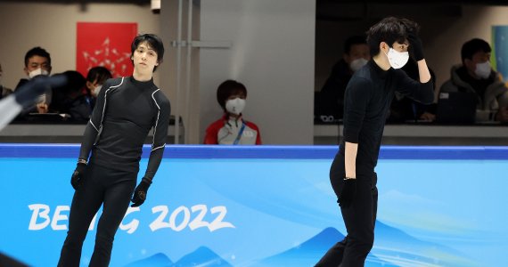 대한민국 피겨 대표팀 차준환과 일본의 하뉴 유즈루가 7일 중국 베이징 캐피탈 실내경기장 인근 피겨스케이팅장에서 2022 베이징동계올림픽 남자 싱글 쇼트프로그램 출전을 앞두고 훈련을 하고 있다. 남자 개인 쇼트프로그램은 오는 8일 열린다. 2022.2.7/뉴스1 © News1 박지혜 기자
