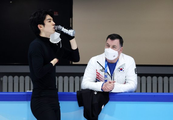 2022 베이징 동계 올림픽에 출전하는 차준환이 6일 오후 중국 베이징 피겨트레이닝홀에서 브라이언 오서코치의 지도를 받고 있다. 2022.2.6/뉴스1 © News1 박지혜 기자
