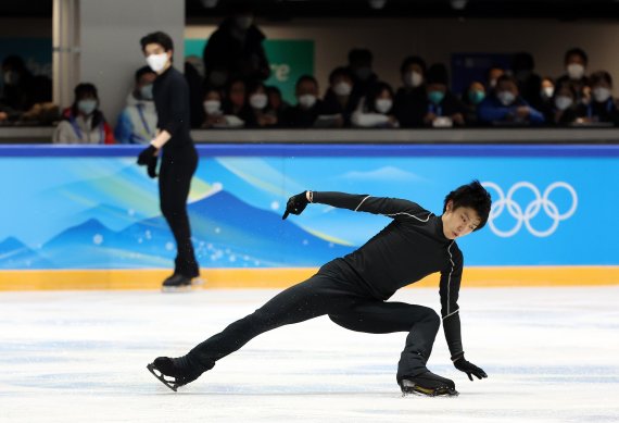 일본의 하뉴 유즈루가 7일 중국 베이징 캐피탈 실내경기장 인근 피겨스케이팅장에서 2022 베이징동계올림픽 남자 싱글 쇼트프로그램 출전을 앞두고 훈련을 하고 있다. 남자 개인 쇼트프로그램은 오는 8일 열린다. 2022.2.7/뉴스1 © News1 박지혜 기자