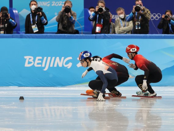 7일 중국 베이징 수도실내체육관에서 열린 2022 베이징 동계올림픽 쇼트트랙 남자 1000m 준결승 경기에서 황대헌이 질주를 하고 있다. 황대헌은 1위로 골인 했지만 레인변경 반칙으로 실격했다. 2022.2.7/뉴스1 /사진=뉴스1화상