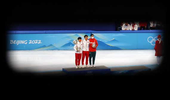 7일 오후 중국 베이징 캐피털 실내경기장에서 열린 2022 베이징 동계올림픽 쇼트트랙 남자 1000m 시상식에서 각각 금과 은메달을 차지한 중국 런쯔웨이와 리원룽, 동메달 헝가리 리우 샤오앙이 기념촬영을 하고 있다. /사진=뉴시스화상
