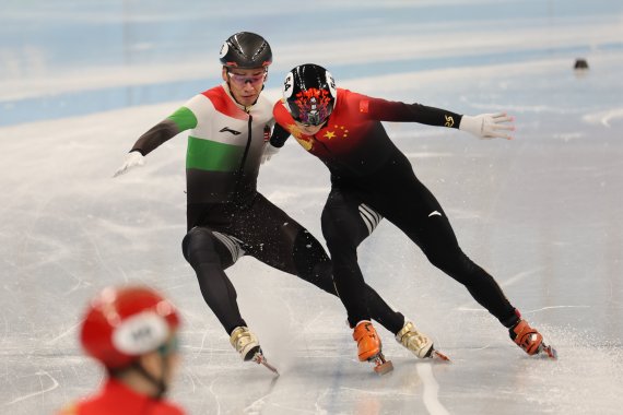 지난 7일 중국 베이징 수도실내체육관에서 열린 2022 베이징 동계올림픽 쇼트트랙 남자 1000m 결승에서 헝가리의 리우 샤오린이 1위로 중국의 런쯔웨이가 2위로 결승점에 들어서고 있다. 린 샤오린은 실격당해 런쯔웨이가 금메달을 차지했다. /사진=뉴스1