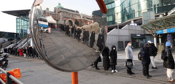 8일 오전 서울 봉래동 서울역 임시선별검사소에서 시민들이 신속항원검사를 받기 위해 줄 서 있다. 뉴시스 제공