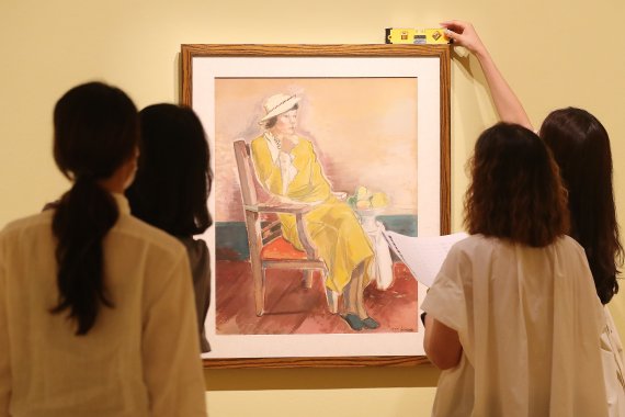 지난해 6월 28일 대구미술관 관계자들이 '이건희 컬렉션 특별전, 웰컴 홈-향연(饗宴)' 개막을 하루 앞두고 막바지 점검이 한창이다. 작품은 이인성 '노란옷을 입은 여인'.2021.6.28/뉴스1 © News1 공정식 기자