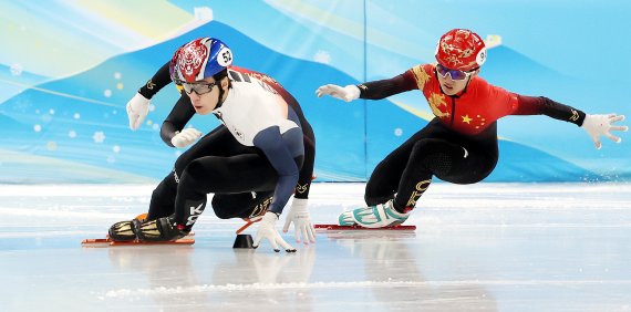 지난 7일 중국 베이징 수도실내체육관에서 열린 2022 베이징 동계올림픽 쇼트트랙 남자 1000m 준결승 경기에서 황대헌이 질주하고 있다. 황대헌은 레인 변경이 늦었다는 이유로 실격됐다. 뉴스1 제공