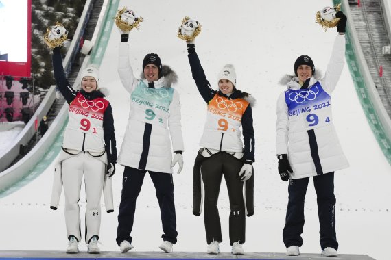 7일 2022 베이징동계올림픽 스키점프 남녀 혼성 단체전에서 슬로베니아 대표팀이 금메달을 차지했다. 사진=뉴시스