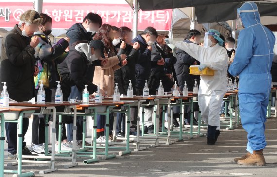 8일 오전 대전 유성구 월드컵경기장에 마련된 선별진료소에서 시민들이 신속항원검사(자가검사키트)를 하고 있다. 8일 0시 기준 코로나19 신규 확진자가 3만6719명이 발생하며 나흘 연속 3만명대를 기록했다. 2022.2.8/뉴스1 © News1 김기태 기자 /사진=뉴스1