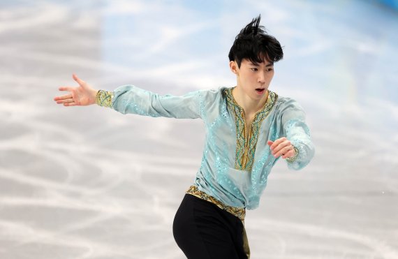 이시형이 8일 중국 베이징 캐피털 실내경기장에서 열린 2022 베이징 동계올림픽 피겨 스케이팅 남자 싱글 쇼트프로그램에서 연기를 펼치고 있다. /사진=뉴시스