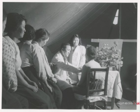 1952년 5월 미군 통신대(Signal Corps)가 부산 태평양지구사령부(PAC, 276Pacific Area Command) 구역에서 유엔군 '위안소'로 추정되는 성매매 업소(houses of ill repute)를 촬영한 사진. 제3미군보병사단 야전병원에서 성병치료를 위해 인계된 위안부를 검진하는 한국인 의사. 박정미. 2019. 「건강한 병사(와 ‘위안부’) 만들기: 주한미군 성병 통제의 역사, 1950-1977년」. 『사회와 역사』124. 279쪽에서 재인용.