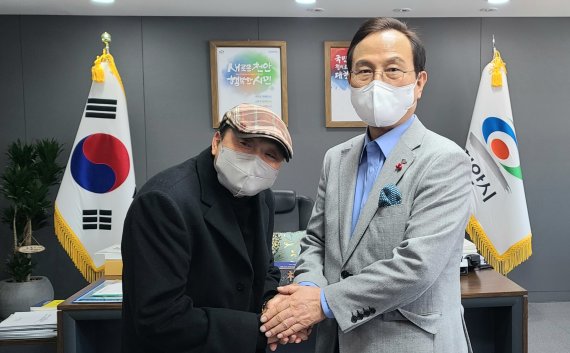 [천안=뉴시스] 이종익 기자 = 이봉주 전 마라톤선수가 8일 오후 충남 천안시에서 박상돈 천안시장과 함께 '이봉주 전국마라톤대회 코스 설계' 논의에 앞서 손을 잡고 인사를 나누고 있다. 2022.02.08. 007news@newsis.com