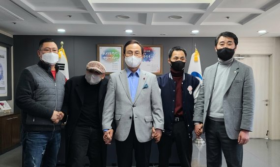 [천안=뉴시스] 이종익 기자 = 박상돈 충남 천안시장(가운데)이 8일 오후 시청사에서 이봉주 전 마라톤선수 등과 함께 '이봉주 전국마라톤대회 코스' 설계 논의에 앞서 참가자들과 사진을 찍고 있다. 2022.02.08. 007news@newsis.com