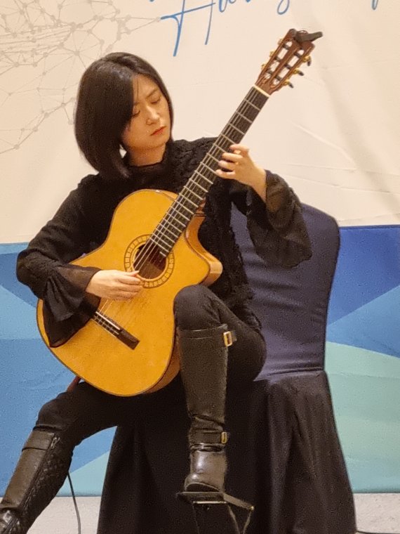 천재 기타소녀 장하은, 북콘서트에 깜짝 등장 - 파이낸셜뉴스