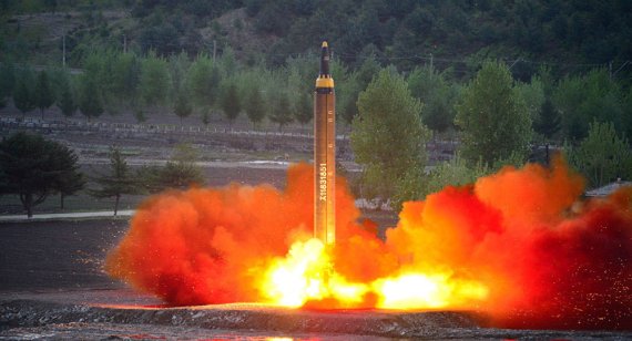 북한 중거리탄도미사일 '화성-12형'. 사진=노동신문 캡처