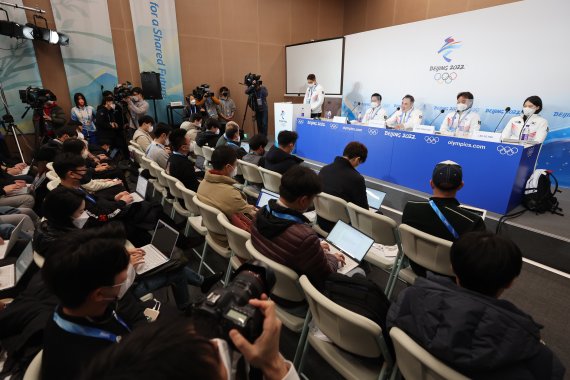 윤홍근 대한민국 선수단장이 8일 중국 베이징 메인미디어센터에서 긴급 기자회견을 열고 2022 베이징동계올림픽 쇼트트랙 남자 1000m 준결승 편파판정에 대해 국제스포츠중재재판소(CAS)에 제소하겠다는 입장을 밝히고 있다. 뉴스1