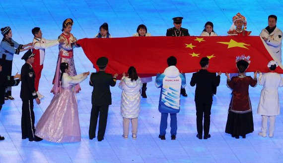 지난 4일 오후 중국 베이징 국립 경기장에서 열린 2022 베이징 동계올림픽 개막식에서 한복을 입은 한 공연자가 중국 국기인 오성홍기 입장식에 참여하고 있다.<div id='ad_body3' class='mbad_bottom' ></div> 사진=뉴시스