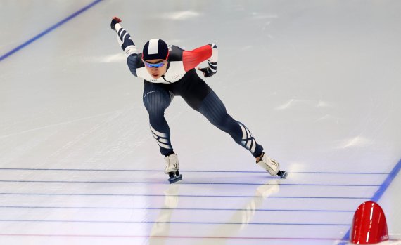 김민석이 8일 중국 베이징 국립 스피드 스케이팅 오벌 경기장에서 열린 2022 베이징 동계올림픽 스피드 스케이팅 남자 1500m에서 역주하고 있다.뉴시스