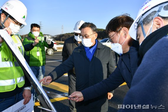 정하영 김포시장(가운데) 국지도84호선 개통 전 현장점검. 사진제공=김포시