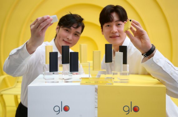 [서울=뉴시스] 김선웅 기자 = BAT로스만스가 17일 서울 여의도 IFC몰 노스아트리룸에 설치된 팝업스토어에서 공식 출시를 앞둔 궐련형 전자담배 신제품 글로 프로 슬림(glo pro slim)을 선보이고 있다. 2021.09.17. mangusta@newsis.com