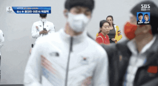 중국 쇼트트랙 대표팀 기술코치 안현수(러시아명 빅토르 안)가 한국 쇼트트랙 대표팀 선수의 머리를 만지며 다정하게 격려하고 있다. /영상=SBS 캡쳐