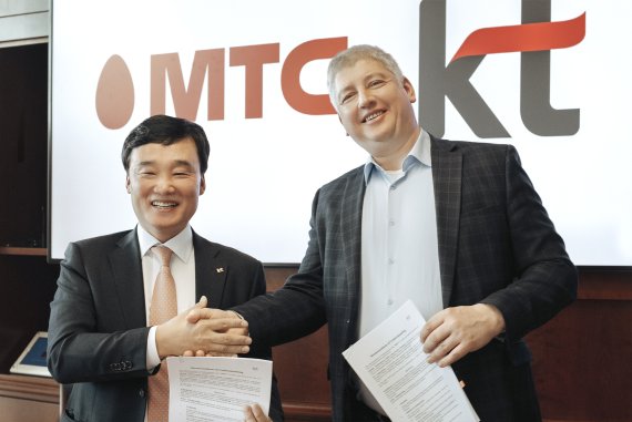 KT 그룹트랜스포메인션 부문장 윤경림 사장(왼쪽)이 MTS CEO 비아체슬라프 니콜라예브가 사업협력을 위한 양해각서(MOU)를 체결한 후 기념 사진촬영을 하고 있다. KT 제공.