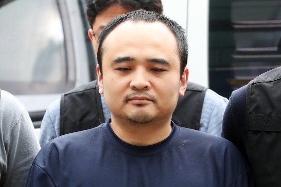 장대호가 2019년 8월 21일 오후 조사를 받기 위해 경기도 고양경찰서로 이송되고 있다. (뉴스1 DB) 2020.7.29/뉴스1