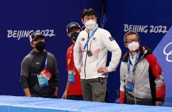 쇼트트랙 한국 대표팀 코치가 100달러 꺼낸 이유는?