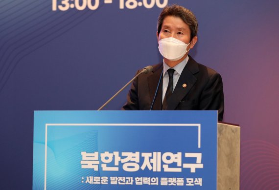 이인영 통일부 장관이 9일 오후 서울시 용산구 그랜드하얏트호텔에서 '북한경제연구 : 새로운 발전과 협력의 플랫폼 모색'을 주제로 열린 포럼에서 개회사를 하고 있다. 이번 포럼은 통일부와 경제·인문사회연구회가 함께 주최했다. 2022.2.9/뉴스1 © News1 박세연 기자 /사진=뉴스1