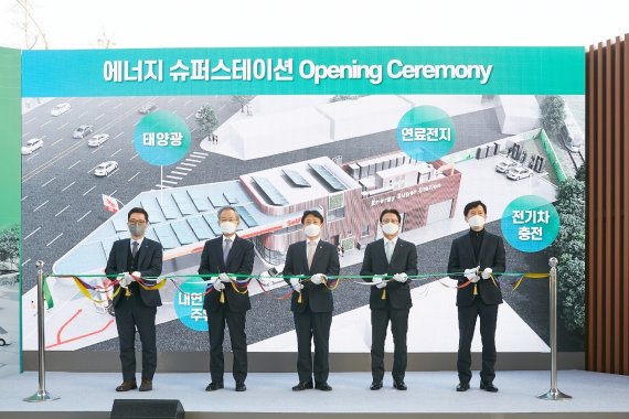 9일, SK에너지 박미주유소에서 개최된 '에너지 슈퍼스테이션' 개소식에 김성복 수소융합얼라이언스 단장(왼쪽부터), 정동채 대한석유협회 회장, 박기영 산업부 제2차관, 오종훈 SK에너지 P&M CIC 대표, 유연식 서울시 기후환경본부장이 참석했다.(SK에너지 제공)© 뉴스1