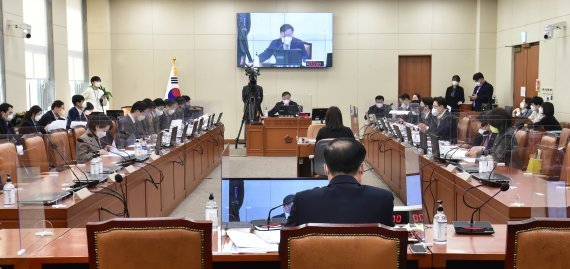 김태년 국회 정치개혁특별위원장이 9일 서울 여의도 국회에서 열린 ‘확진자 투표권 보장’ 선거법 개정 논의 등 관련 전체회의를 주재하고 있다. 사진=뉴스1