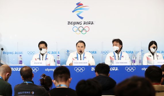 지난 8일 오전 중국 베이징 메인미디어센터(MMC)에서 열린 쇼트트랙 남자 1000M 준결승 편파 판정에 대한 긴급 기자회견에서 윤홍근 선수단장이 발언하고 있다. 대한민국 선수단은 편파판정 관련 국제스포츠중재재판소(CAS)에 제소할 예정이다. 뉴시스