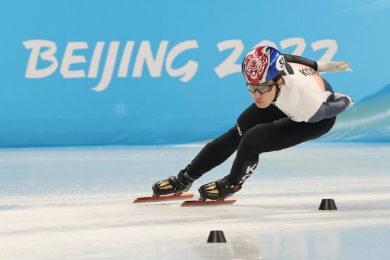 9일 오후 중국 베이징 캐피털 실내 경기장에서 열린 2022 베이징 동계올림픽 쇼트트랙 남자 1500m 준준결승 경기에서 황대헌이 역주하고 있다.뉴스1