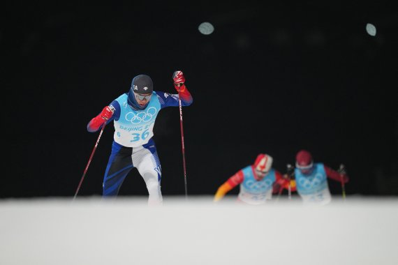 9일 중국 장자커우 국립 크로스컨트리 센터에서 노르딕 복합 개인 노멀힐 10km 크로스컨트리에 출전한 한국의 박제언(28·평창군청·왼쪽)이 코스를 나아가고 있다.로이터뉴스1