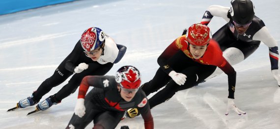 9일 오후 중국 베이징 캐피털 실내경기장에서 열린 2022 베이징동계올림픽 쇼트트랙 여자 1000m 예선, 한국 이유빈이 역주하고 있다. /사진=뉴시스