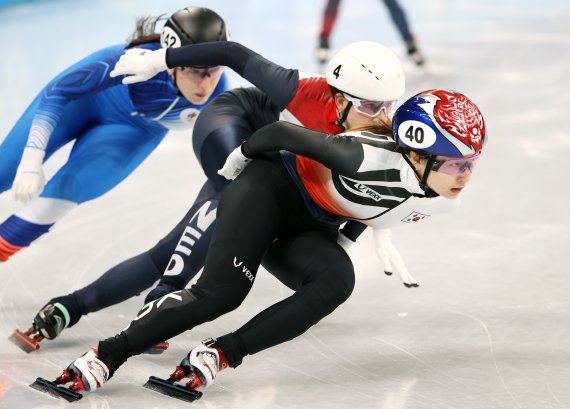 [베이징(중국)=뉴시스] 김병문 기자 = 9일 오후 중국 베이징 캐피털 실내경기장에서 열린 2022 베이징동계올림픽 쇼트트랙 여자 1000m 예선 경기, 한국 최민정이 질주하고 있다. 2022.02.09. dadazon@newsis.com /사진=뉴시스