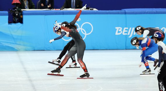 지난 9일 오후 중국 베이징 캐피털 실내경기장에서 열린 2022 베이징동계올림픽 쇼트트랙 여자 3000m 계주 준결승, 한국 최민정이 피니쉬 라인을 통과하고 있다. 뉴시스 제공.