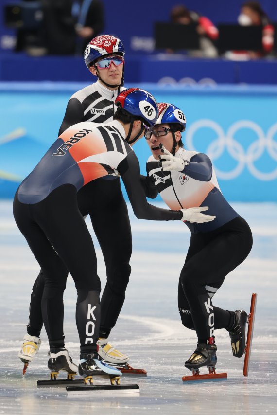 황대헌, 실력으로 '편파판정' 뚫었다...대한민국 첫 金 쾌거