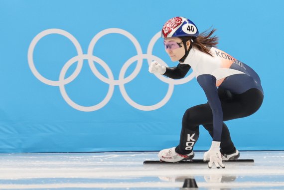 9일 오후 중국 베이징 캐피털 실내경기장에서 열린 2022 베이징 동계올림픽 쇼트트랙 여자 3000m 계주 준결승에서 최민정이 결승선을 통과한 후 주먹을 불끈 쥐고 있다. /사진=뉴스1