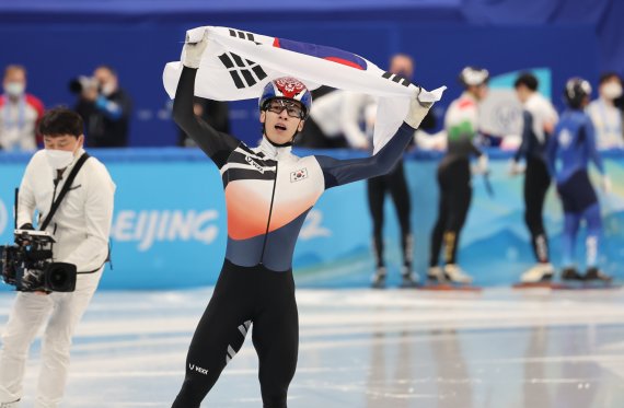 황대헌이 9일 오후 중국 베이징 수도실내체육관에서 열린 2022 베이징 동계올림픽 쇼트트랙 남자 1500m 결승에서 금메달을 확정짓자 태극기를 들고 세리머니를 하고 있다. 2022.2.9/뉴스1 © News1 안은나 기자 /사진=뉴스1