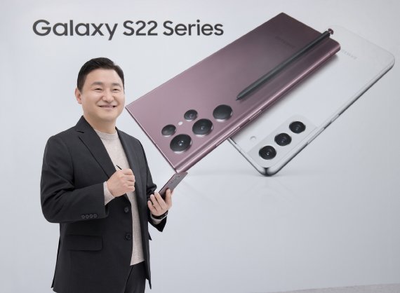 삼성전자 MX사업부장 노태문 사장이 10일 '삼성 갤럭시 언팩 2022'에서 상반기 전략 스마트폰 갤럭시 S22 시리즈를 소개하고 있다.(사진 : 삼성전자 제공) *재판매 및 DB 금지