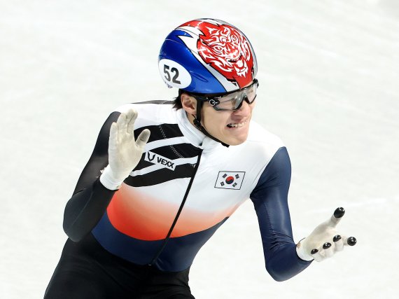 9일 오후 중국 베이징 수도실내체육관에서 열린 2022 베이징 동계올림픽 쇼트트랙 남자 1500m 결승 경기에서 황대헌이 1위로 금메달을 획득 후 환호하고 있다. 2022.2.9/뉴스1 © News1 박지혜 기자 /사진=뉴스1