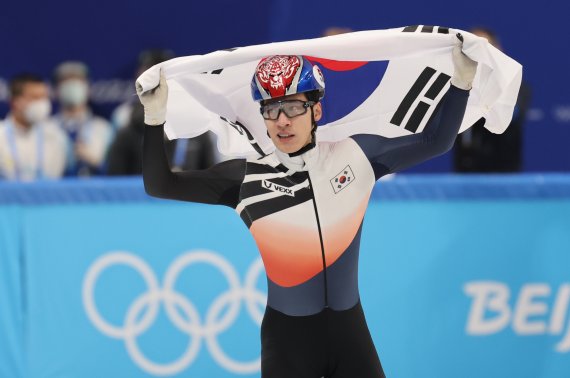 9일 오후 중국 베이징 수도실내체육관에서 열린 2022 베이징 동계올림픽 쇼트트랙 남자 1500m 결승 경기에서 금메달을 획득한 황대헌이 태극기를 들고 세리머니를 하고 있다. 사진=뉴스1