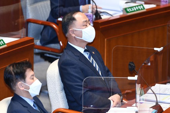 홍남기 부총리 겸 기획재정부 장관이 8일 국회 추경안 심사에서 생각에 잠겨 있다. 2022.2.8/뉴스1