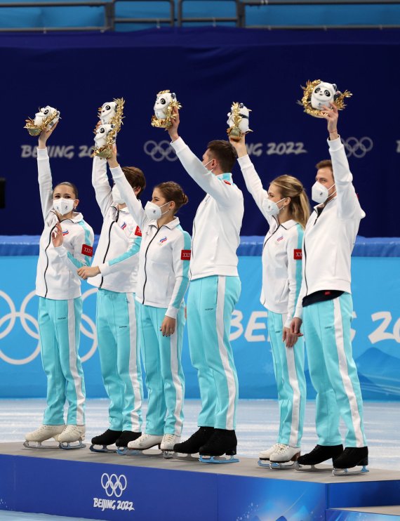 7일 중국 베이징 캐피털 인도어 스타디움에서 열린 2022 베이징동계올림픽 피겨 팀이벤트 여자 싱글 프리스케이팅에서 금메달을 차지한 러시아올림픽위원회(ROC)의 카밀라 발리예바(왼쪽)를 비롯한 선수들이 기념촬영을 하고 있다. 사진=뉴시스