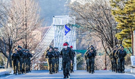 공군 부사관학군단 6기 후보생들이 공군교육사 영내에서 4.5㎞ 전투뜀걸음을 하고 있다. 사진=공군 교육사령부 제공