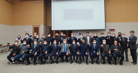 해양수산물류 간담회 후 관계자들이 기념사진을 찍고 있다.2022.2.10© 뉴스1 손연우 기자