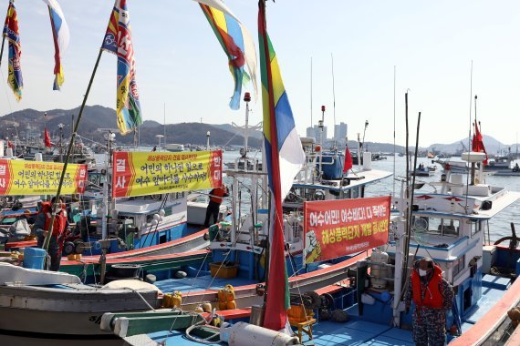 8일 전남 여수 국동항 수변공원에서 지역 어업인들이 해상풍력발전단지 조성사업 추진 규탄 총궐기대회를 갖고 어선 600여척으로 해상시위를 벌이고 있다.(여수수협 제공). 사진=뉴스1