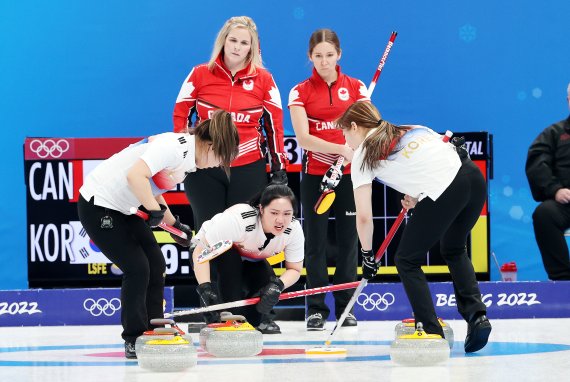 (베이징=뉴스1) 박지혜 기자 = 대한민국 컬링 대표팀의 김경애가 10일 중국 베이징 내셔널 아쿠아틱 센터에서 열린 2022 베이징 동계올림픽 컬링 여자 단체전 캐나다와의 경기에서 스톤을 지켜보고 있다. 2022.2.10/뉴스1 /사진=뉴스1화상